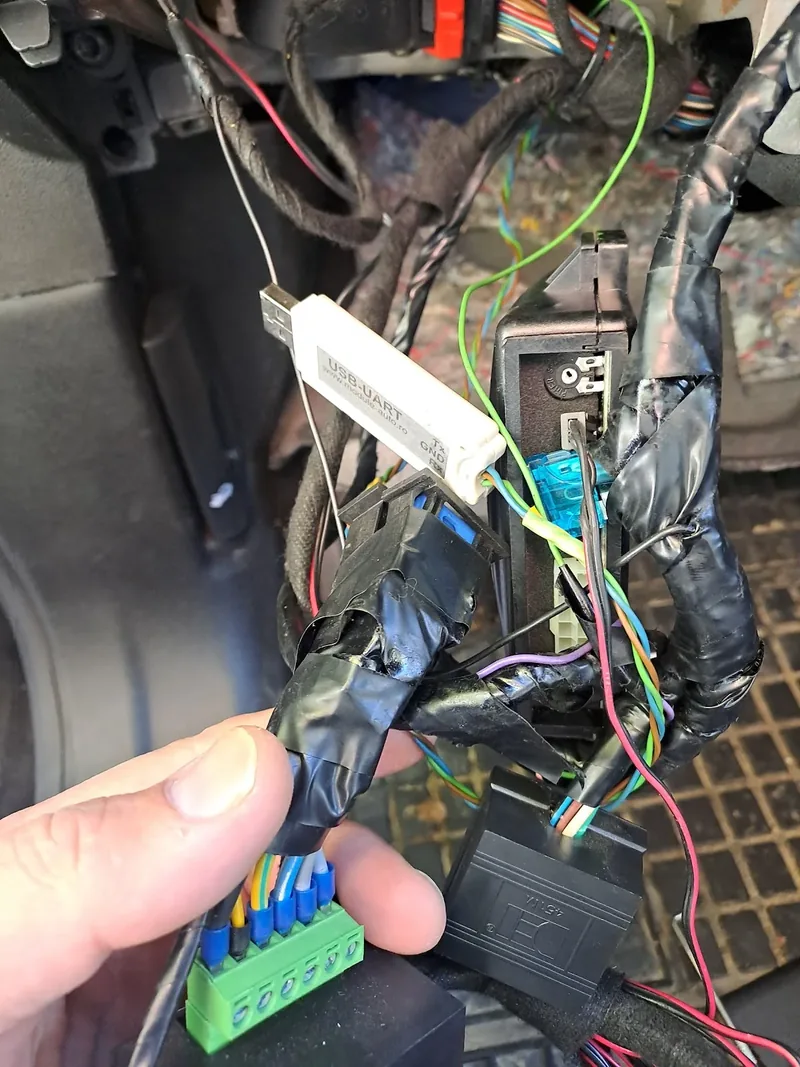 Cablaj auto desfăcut, cu mufe, în timpul reparației