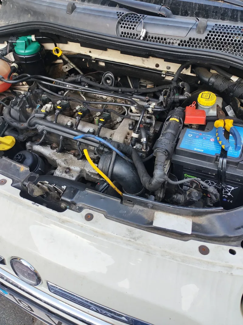 Compartiment motor deschis pentru verificare